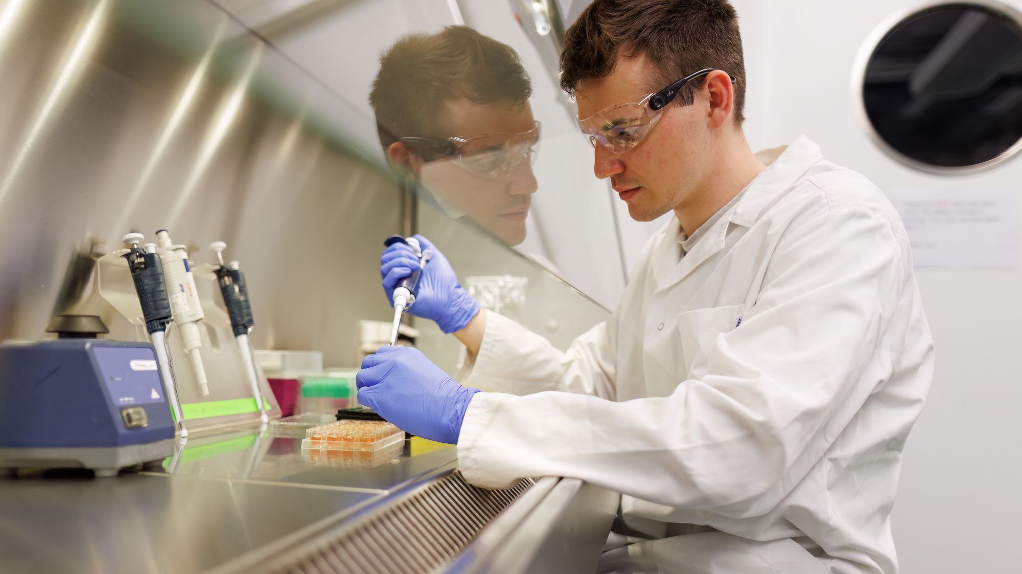 Researcher working in lab at Swiss TPH (Photo: J.Pelikan/Swiss TPH)