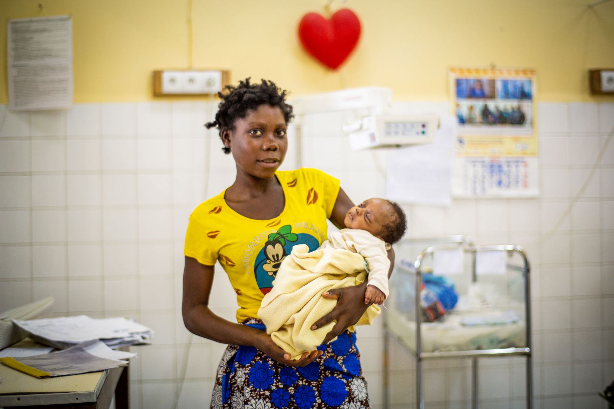 Mother with newborn in hospital in DRC. (Photo: Fairpicture/Swiss TPH)