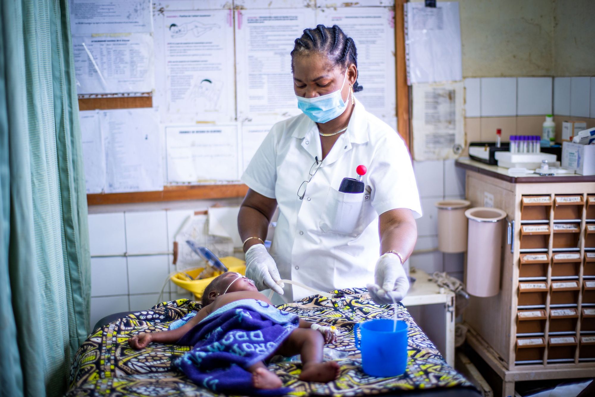 Nurse with infant (Photo: Fairpicture/Swiss TPH)