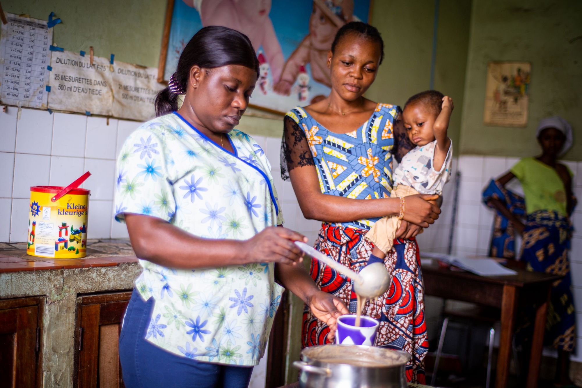 Nutritionist with mother and child (Photo: Fairpicture/Swiss TPH)