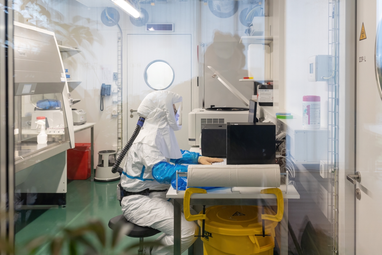 Researcher working in a BSL-3 laboratory wearing personal protective equipment. (Photo: J. Pelikan/Swiss TPH)