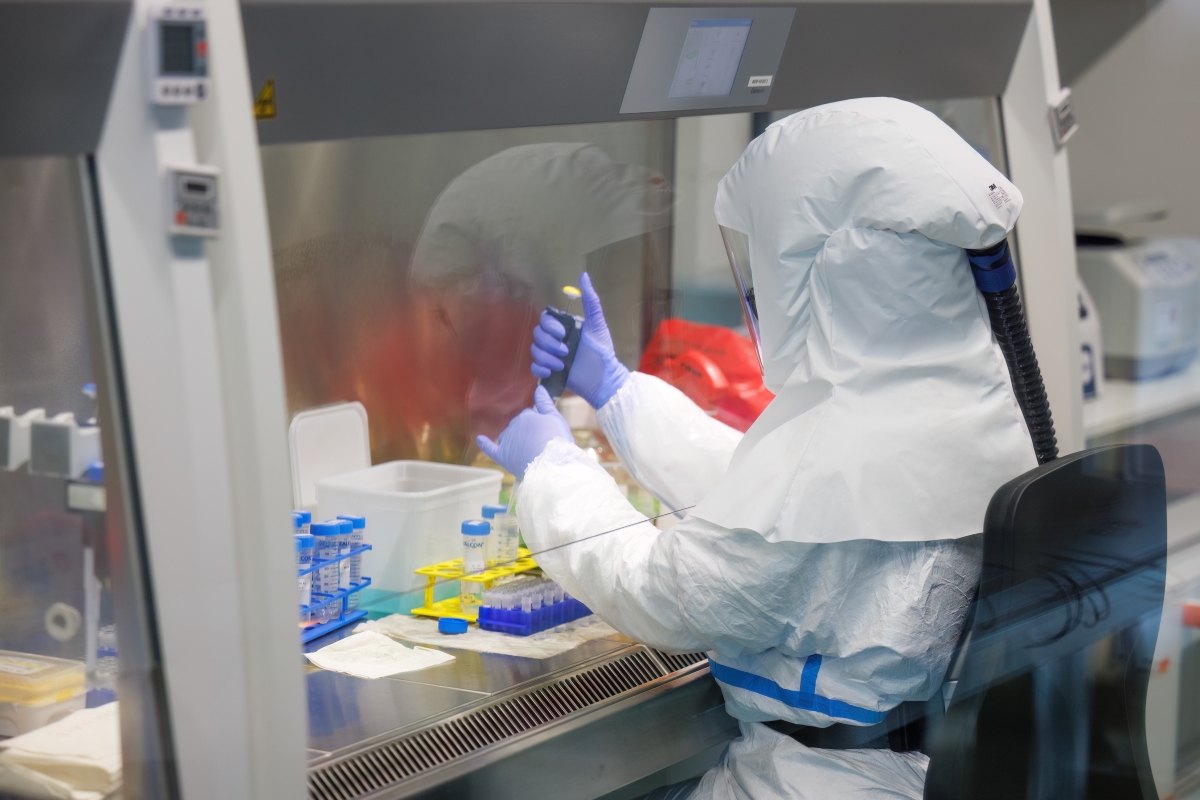 Researcher in BSL-3 laboratory (Photo: J. Pelikan/Swiss TPH)